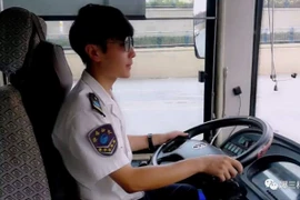 Tài xế xe bus bất ngờ nổi tiếng vì điển trai như diễn viên