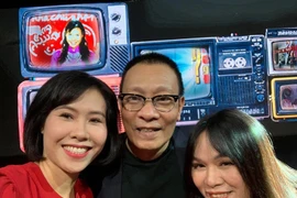 Nhà báo Lại Văn Sâm tươi tắn bên các nữ đồng nghiệp tại VTV