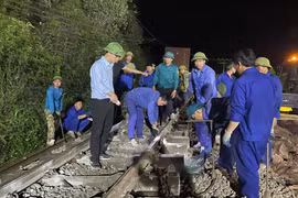 Trắng đêm khắc phục sự cố tai nạn đường sắt Bắc - Nam