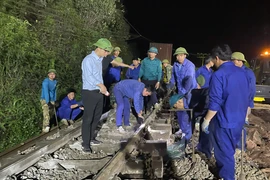 Trắng đêm khắc phục sự cố tai nạn đường sắt Bắc - Nam