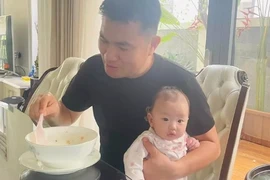 Chồng đại gia của Vân Hugo chăm con, hội chị em trầm trồ