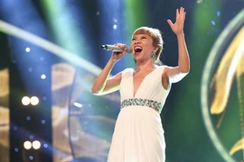 Diva Hà Trần đọc sai tên ca khúc trên sóng trực tiếp