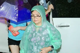 Mẹ Đàm Vĩnh Hưng lặng lẽ đến xem con biểu diễn