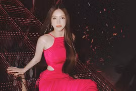 Lý Nhã Kỳ “thả rông” đi xem Rap Việt, khoe vòng một rực lửa