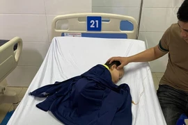 Gắp đồng xu máy trò chơi trong thực quản bé gái 3 tuổi