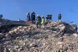 Theo chân Đoàn cứu hộ VN tới khu vực có hơn 100 người mắc kẹt