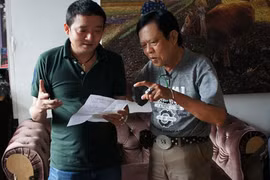 Chiến Thắng tập hát nhạc sến của nhạc sĩ Vinh Sử