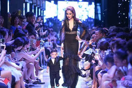 Con trai Diễm Hương lần đầu diễn thời trang cùng mẹ