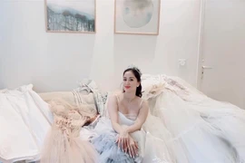 Khánh Thi - Phan Hiển mang 40kg váy cưới sang Pháp bị chê phí phạm