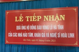 Đại diện NSƯT Hoài Linh đã trao 9 tỷ cho 4 tỉnh miền Trung
