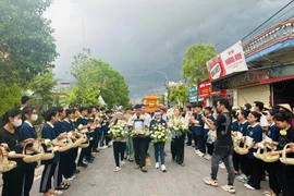 Bố mẹ ca nương Tú Thanh không kịp về nhìn con lần cuối