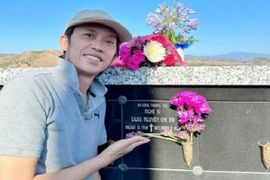 Hoài Linh viếng mộ nghệ sĩ Chí Tài, cầu xin điều đặc biệt