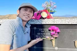 Hoài Linh viếng mộ nghệ sĩ Chí Tài, cầu xin điều đặc biệt