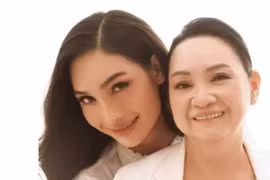 Mẹ sốc khi con trai về nhà với mái tóc dài, mặc váy