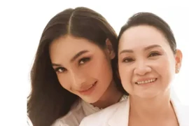 Mẹ sốc khi con trai về nhà với mái tóc dài, mặc váy