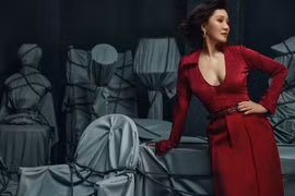 Hồng Đào mặc váy xẻ ngực sâu khoe body gợi cảm ở tuổi 62