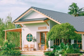 Chi tiền tỷ, tự xây nhà 1 tầng bên ruộng lúa ngập nắng