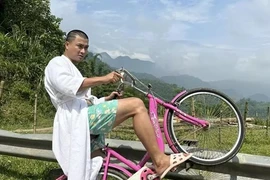 Duy Hưng tiết lộ về cảnh mặc áo choàng tắm đạp xe lên dốc