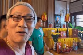 Phản ứng hài hước của NSƯT Hoàng Hải khi thấy mình trên bàn thờ