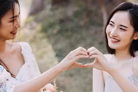 Hụt hẫng khi bóc phong bì mừng cưới của bạn thân