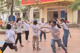 Video: Thích thú trải nghiệm trò chơi dân gian trong trường học