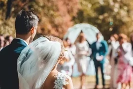 Chú rể tức giận khi mẹ dẫn người yêu cũ đến dự đám cưới