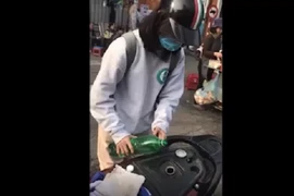 Video: Cô gái loay hoay không đổ được xăng từ chai vào xe máy