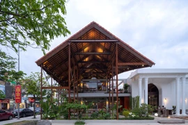 Độc đáo công trình có mái cong lợp gạch vảy cá đỏ rộng 800m