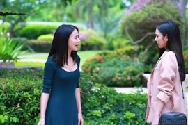 Hàng xóm cứ nửa đêm lại rình mò ở cổng sau nhà tôi