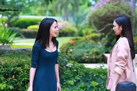 Hàng xóm cứ nửa đêm lại rình mò ở cổng sau nhà tôi