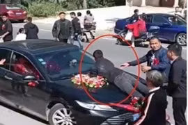 Anh trai cô dâu nằm bò trên xe hoa đòi tiền sính lễ