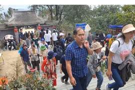 Hàng ngàn người nô nức trẩy hội chùa Hương Tích