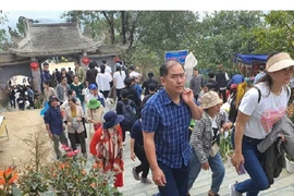 Hàng ngàn người nô nức trẩy hội chùa Hương Tích