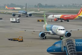 Giá vé máy bay đắt đỏ, người canh gần Tết mua lo sốt vó