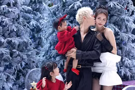 Trương Mỹ Nhân tình tứ bên chồng trẻ trong bộ ảnh đón Giáng sinh