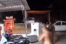 Video: Cầm mã tấu xông vào nhà dân, tên cướp bị phản công bỏ chạy 