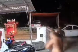 Video: Cầm mã tấu xông vào nhà dân, tên cướp bị phản công bỏ chạy 