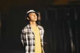 Ca sĩ Sơn Tùng diện style mới bị nhận xét như "bán vé số"