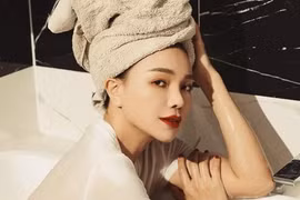 “Siêu vòng ba” Trà Ngọc Hằng khoe ảnh ướt át trong bồn tắm 