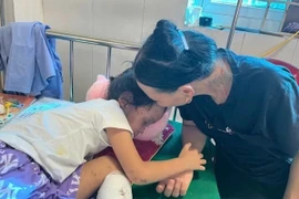 Tình cảnh đáng thương của bé gái mồ côi ở Làng Nủ