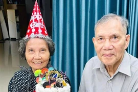 Đôi vợ chồng già vào viện dưỡng lão, sống vui vẻ bình yên