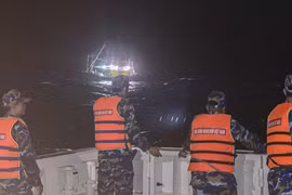 Video: Hải quân lai dắt tàu cá cùng 5 ngư dân Phú Yên bị nạn trên biển