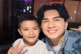 Con trai Đan Trường đi diễn châu Âu cùng bố