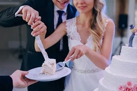 Mẹ chú rể nhảy nhót trong đám cưới khiến thông gia sốc