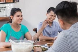 Được mời ăn giỗ, khách dẫn cả nhà đến tay không