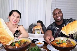 Chàng trai Mỹ ra mắt nhà bạn gái được mời ăn trứng vịt lộn