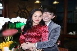 Hôn nhân hơn hai thập kỷ của nam ca sĩ chuyên giả gái