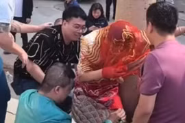 Cô dâu bị bạn bè trói trong đám cưới trước mặt chú rể