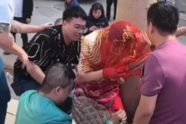 Cô dâu bị bạn bè trói trong đám cưới trước mặt chú rể