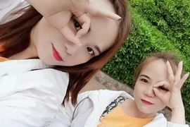 Chị em song sinh từ mặt nhau vì tiền